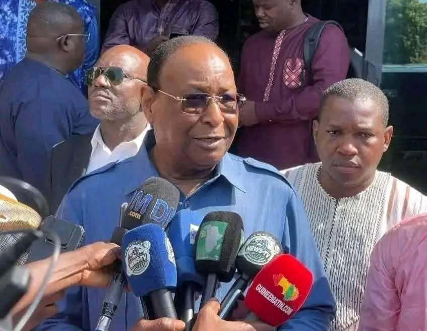 Guinée : Lansana Kouyaté suspend cinq responsables du PEDN après leur soutien public à Mamadi Doumbouya