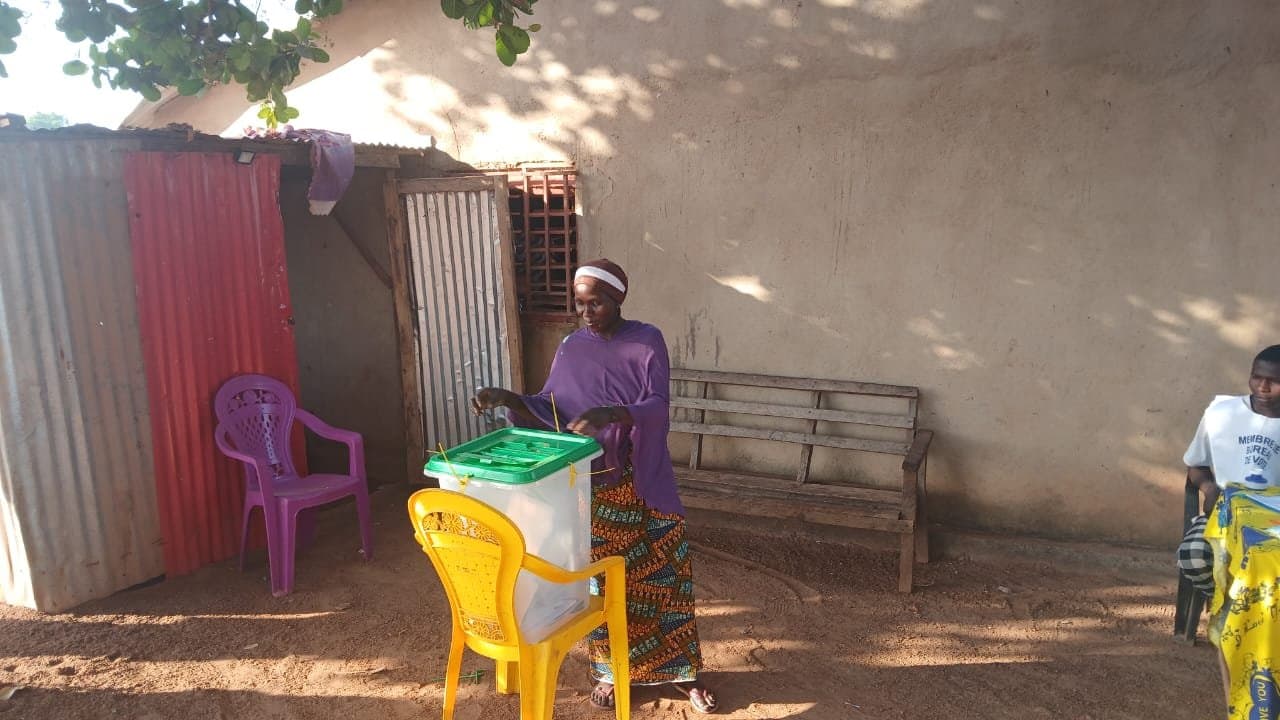 Présidentielle 2025 en Guinée : ouverture du bureau de vote du terrain de football à Kissakolen, à Siguiri