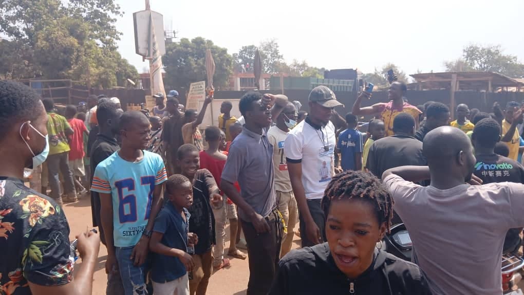 Siguiri : les jeunes dans la rue pour fêter la libération de leur leader