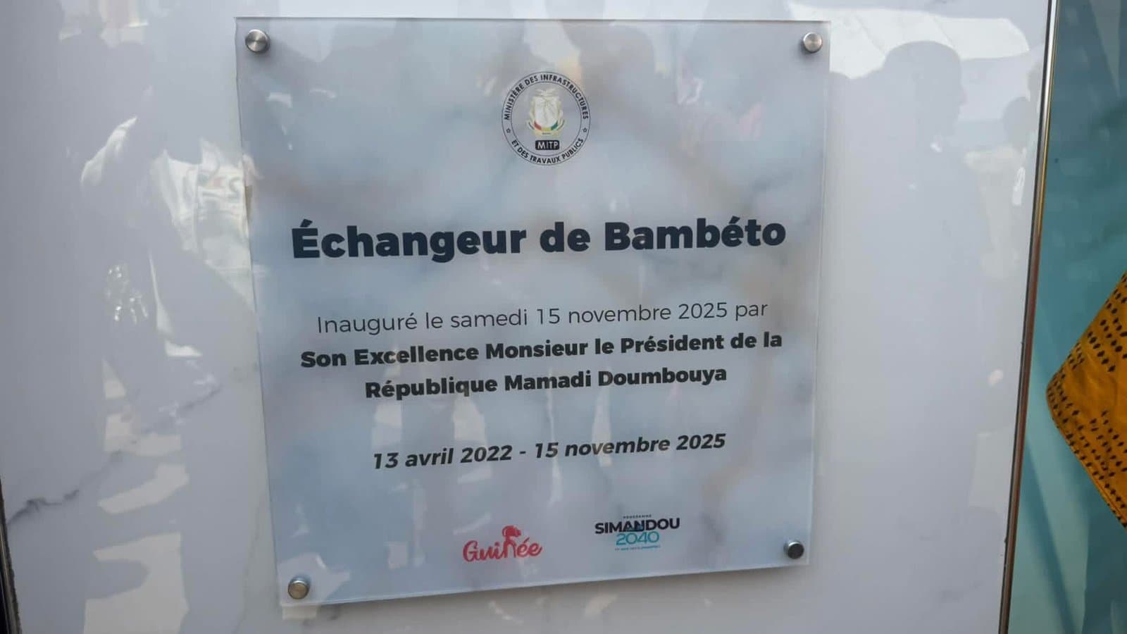 Le général Doumbouya inaugure l’échangeur de Bambéto en hommage aux victimes de l’Axe