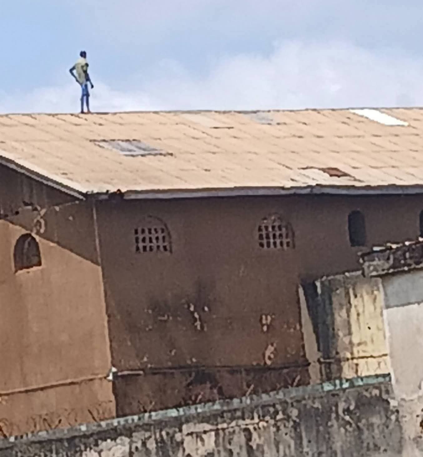 Nzérékoré : un détenu grimpe sur le toit de la prison centrale