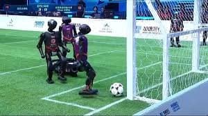 Chine : des robots footballeurs en action avant les premiers Jeux olympiques des robots
