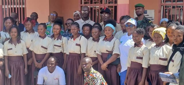 GUÉCKÉDOU / SEMAINE DE L’INDÉPENDANCE : SENSIBILISATION DES JEUNES FILLES SUR L’HYGIÈNE CORPORELLE, COUPLÉE À UN DÉPISTAGE VOLONTAIRE DE L’HYPERTENSION ARTÉRIELLE