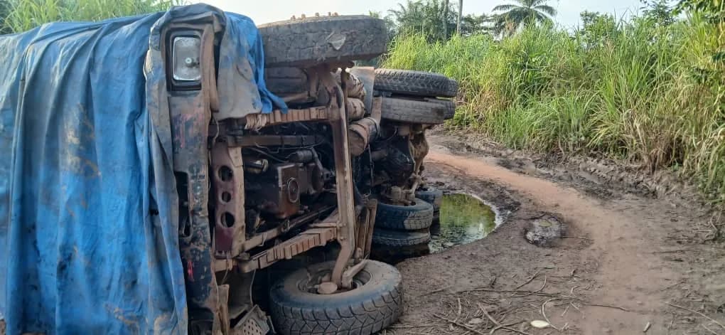 GUÉCKÉDOU : UN CAMION TRANSPORTANT 56 FÛTS D’HUILE ROUGE SE RENVERSE SUR LA ROUTE DE NONGOA