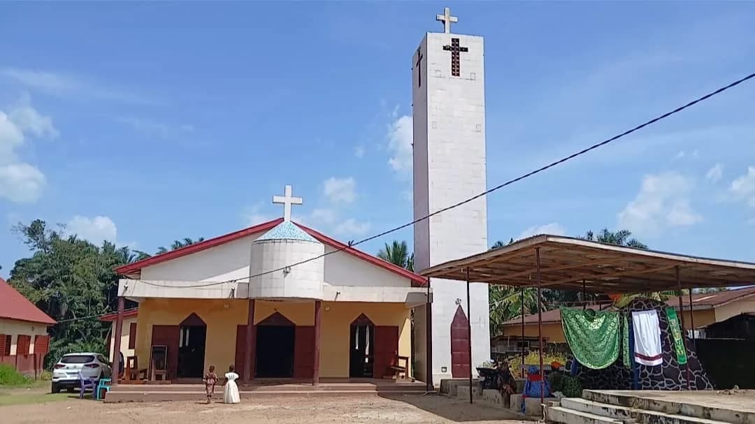 Accueil du nouveau curé et de son vicaire dans la paroisse Saint-Mathieu de Nongoa