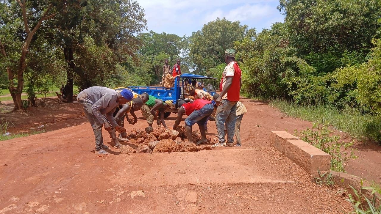 Siguiri : les citoyens de kouroulamini Alahinè se sont mobilisés pour arranger leur route.