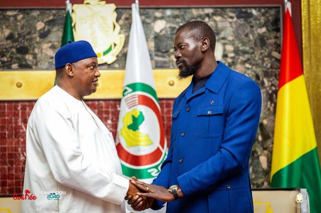 Guinée-Gambie : Mamadi Doumbouya et Adama Barrow renforcent la coopération entre Conakry et Banjul