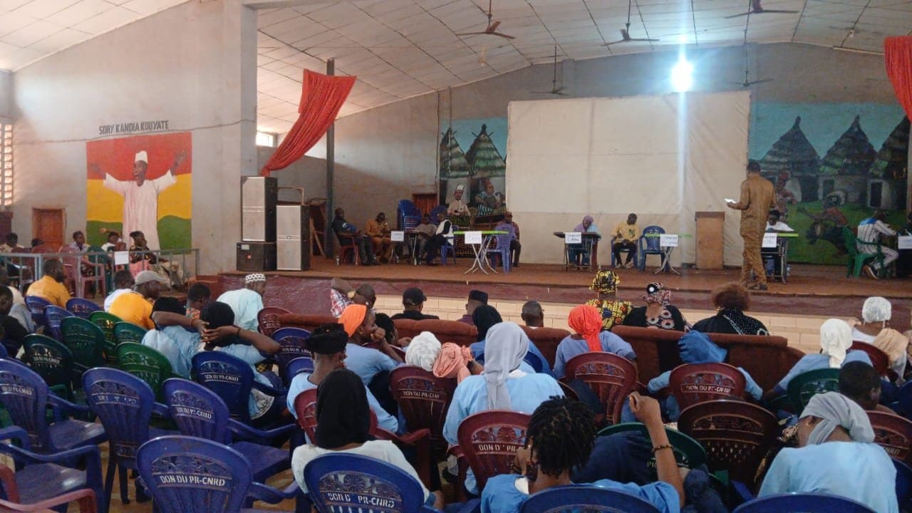 SIGUIRI : le maire Abou Billy Keita prend en charge les frais de scolarité des deux championnes du concours de dictée