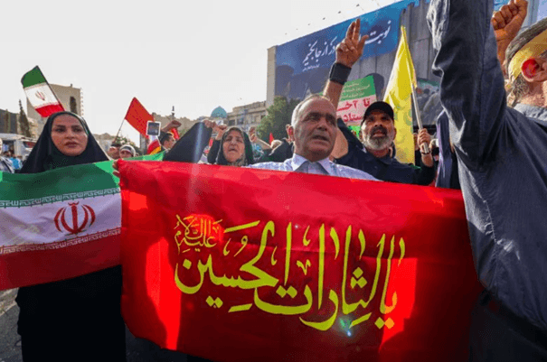 Iran : le président Pezeshkian rejoint la foule contre les frappes américaines