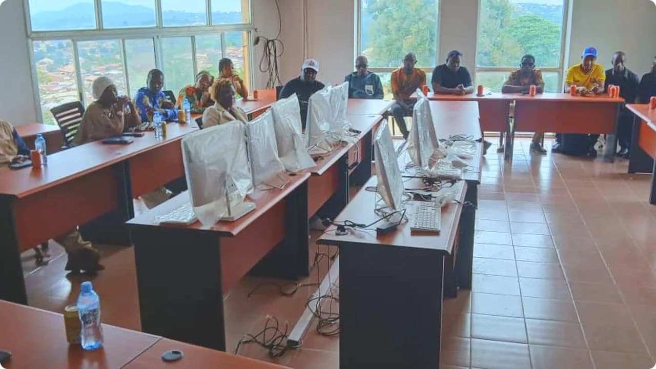 Guéckédou : une salle équipée remise à l’officier délégué de l’état civil