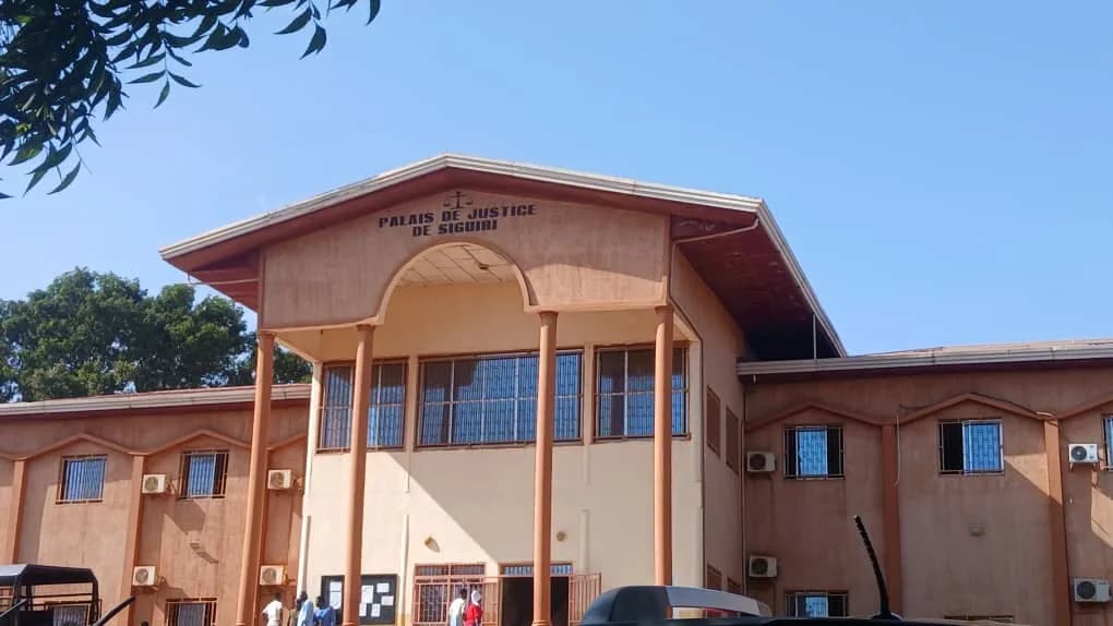 Lutte contre la chicha à Siguiri : le tribunal condamne 19 personnes et confie trois mineurs à leurs parents