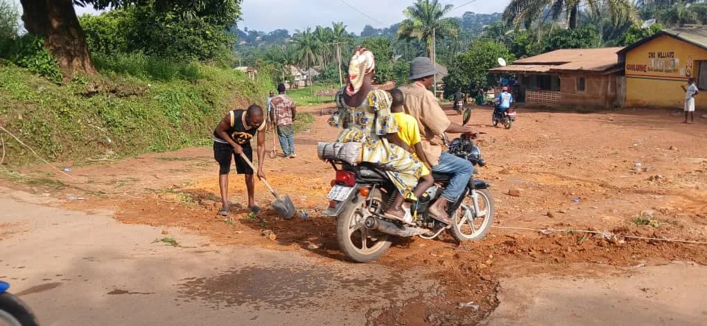 Guéckédou : les jeunes de Koimain-Kourouma mobilisés pour rendre les voiries urbaines plus praticables