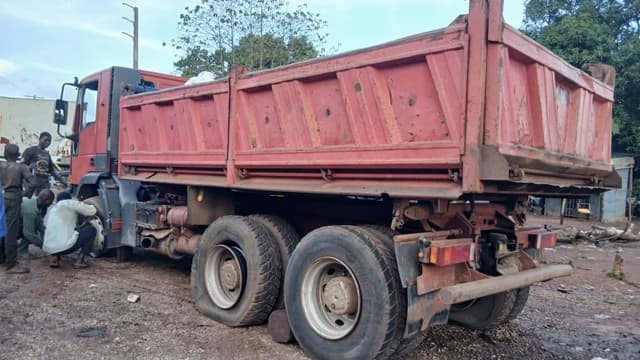 Axe Dabola-Kankan : un camion-benne intercepté à Karifamoriah après plusieurs kilomètres de poursuite
